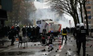 الشرطة البلجيكية تواجه الاحتجاجات على قيود 