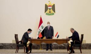 رئيس الوزراء العراقي مصطفى الكاظمي، أثناء توقيع اتفاقيات مع شركات صينية_ 16 كانون الأول 2021 (المكتب الإعلامي لرئيس الوزراء)