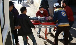 إسعاف طفل أُصيب بقصف على بلدة بنش شرقي إدلب ـ 2 كانون الأول 2021(الدفاع المدني السوري)