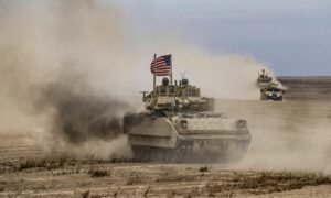 سيارة برادلي قتالية أمريكية خلال مناورة عسكرية مشتركة بين قوات(قسد) والتحالف في دير الزور سوريا_7 كانون الأول 2021 (AFP)