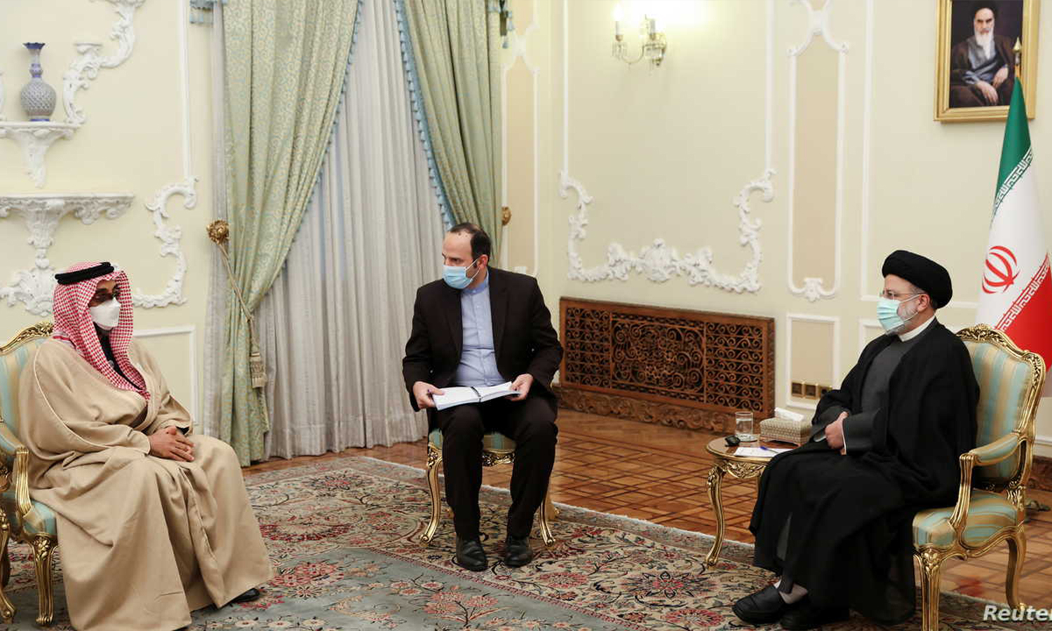 الرئيس الإيراني إبراهيم رئيسي خلال اجتماع مع مستشار الأمن الوطني الإماراتي الشيخ طحنون بن زايد آل نهيان في طهران (رويترز)