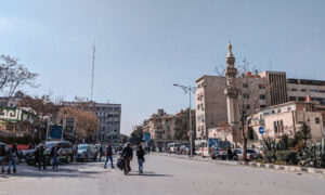 أشخاص سوريين يسيرون أمام جامع المولوية في شارع النصر بالعاصمة السورية دمشق- 17 من كانون الأول 2021 (صفحة "عدسة شاب دمشقي" عبر "فيس بوك")