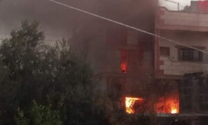 صورة لأحد المنازل التي أُحرقت في مدينة طفس- 5 كانون الأول 2021 (أتارعا نيوز/ فيس بوك)