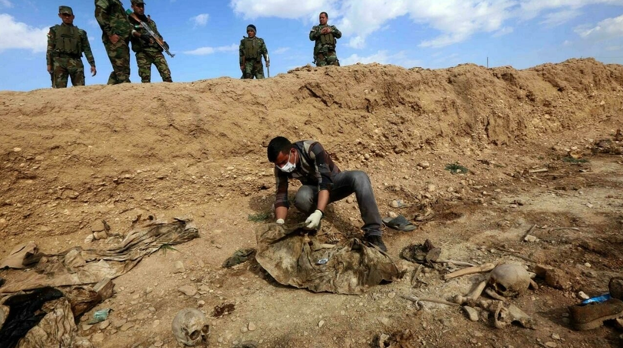البحث عن رفات إيزيديين من ضحايا تنظيم "الدولة الإسلامية" في سنجار شمال غربي العراق- 3 من شباط 2015 (AFP)