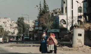 سيدات سوريات عند دوار "البطيخة" في مخيم "اليرموك" بالعاصمة السورية دمشق- 17 من كانون الأول 2021 (صفحة "عدسة شاب دمشقي" عبر "فيس بوك")
