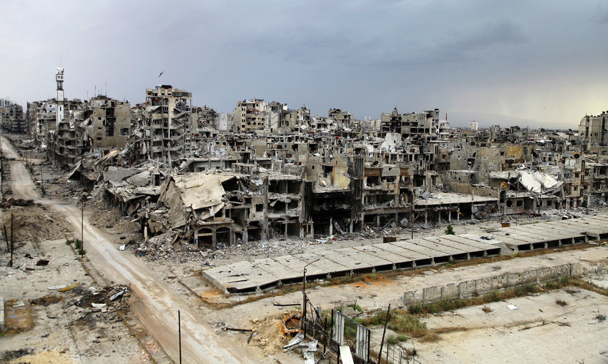 مبان مدمرة بعد توقف القتال بين الثوار والقوات الموالية للنظام السوري في حمص (رويترز)