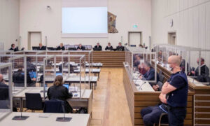 ئيسة جلسة المحكمة آن كيربر تجلس في قاعة محكمة كوبلنز العليا أثناء محاكمة ضابطي مخابرات سوريين سابقين متهمين بارتكاب جرائم ضد الإنسانية في أول محاكمة من نوعها تنبثق عن النزاع في سوريا- 4 من حزيران 2020 مدينة كوبلنز غربي ألمانيا (فرانس برس/ توماس لونيس)
