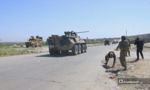 مدني في إدلب يحمل الحجارة ليضرب بها الآلية الروسية العسكرية خلال الدورية المشتركة مع تركيا- 14 من أيار (عنب بلدي)