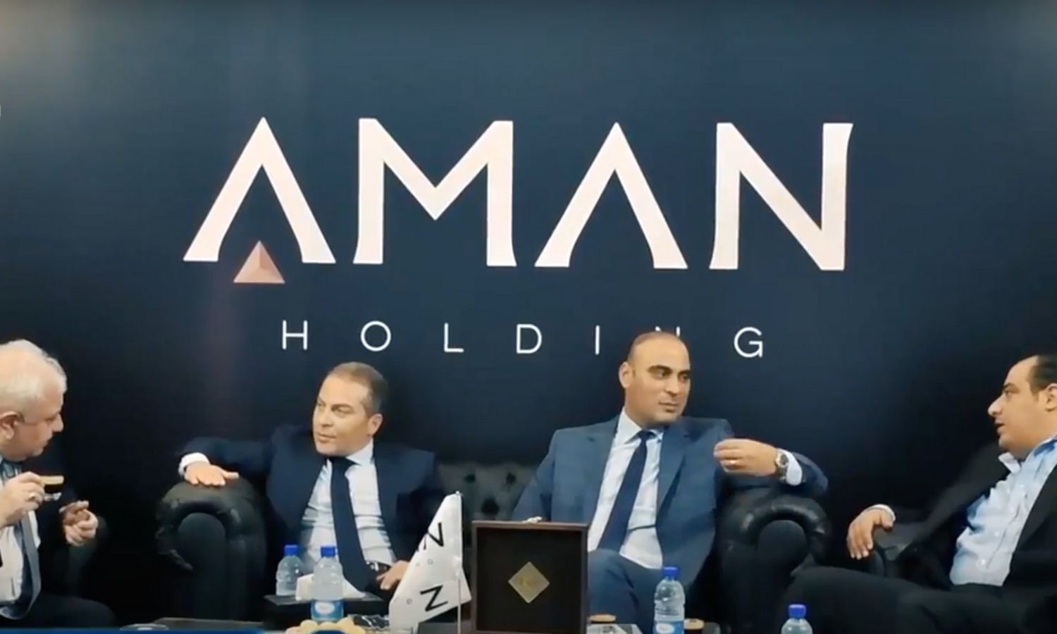 خلدون الزعبي (يمين) إلى جانب سامر فوز يفتتحان فرع شركة "أمان القابضة" في معرض دمشق الدولي - أيلول 2018 (قناة الحدث العربي في يوتيوب)