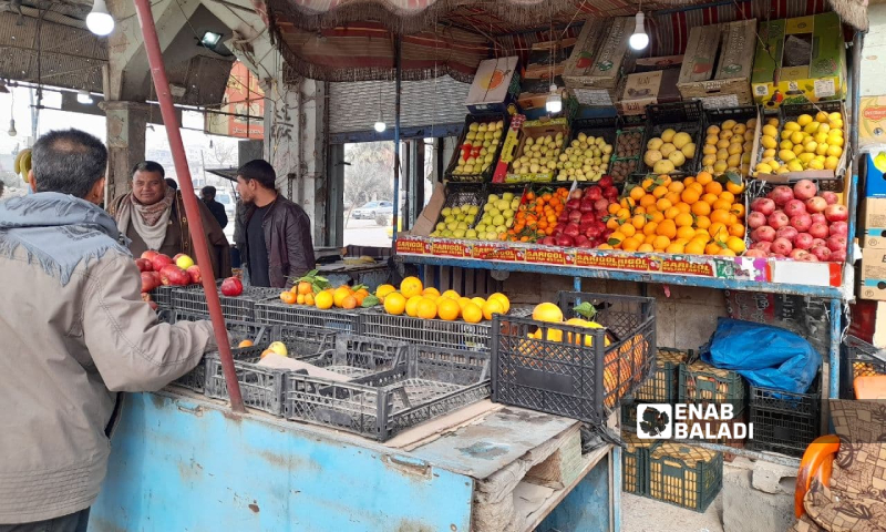 محل لبيع الفواكه في مدينة الرقة 27 كانون الأول 2021 ( عنب بلدي/حسام العمر)