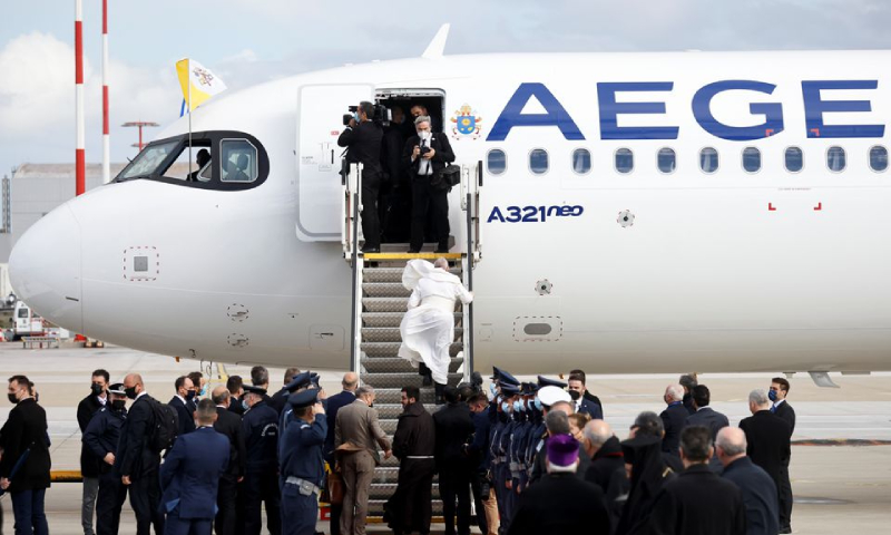 بابا الفاتيكان يصعد الطائرة بعد انتهاء رحلة البحر الأبيض المتوسط دفاعًا عن حقوق اللاجئين (رويترز)
