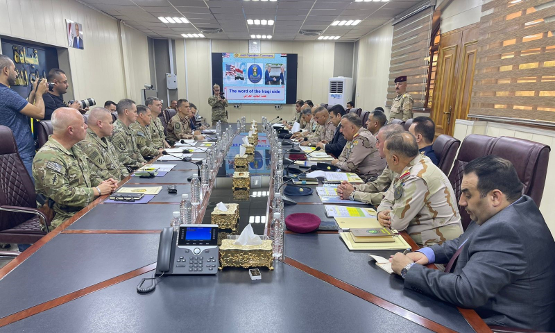 اجتماع بين مسؤولين عسكريين عراقيين وأمريكيين حول مهمة قوات "التحالف الدولي" في العراق (التحالف الدولي/تويتر)