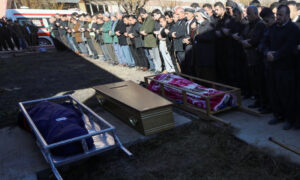 عراقيون يؤدون صلاة الجنازة على جثامين مهاجرين غرقوا في قناة المانش (رويترز)