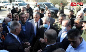 رئيس حكومة النظام السوري، حسين عرنوس، في زيارة لمحافظة دير الزور (سانا)