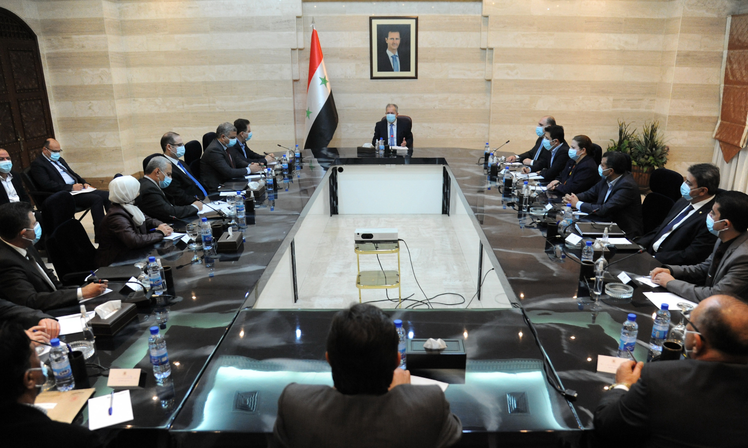 رئيس حكومة النظام السوري، حسين عرنوس، خلال اجتماعه مع النقابات لمناقشة الدعم الحكومي (رئاسة مجلس الوزراء)