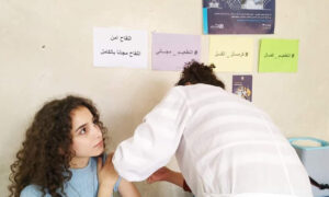 فتاة تتلقى لقاح ضد فيروس "كورونا" في سوريا (وزارة الصحة السورية)