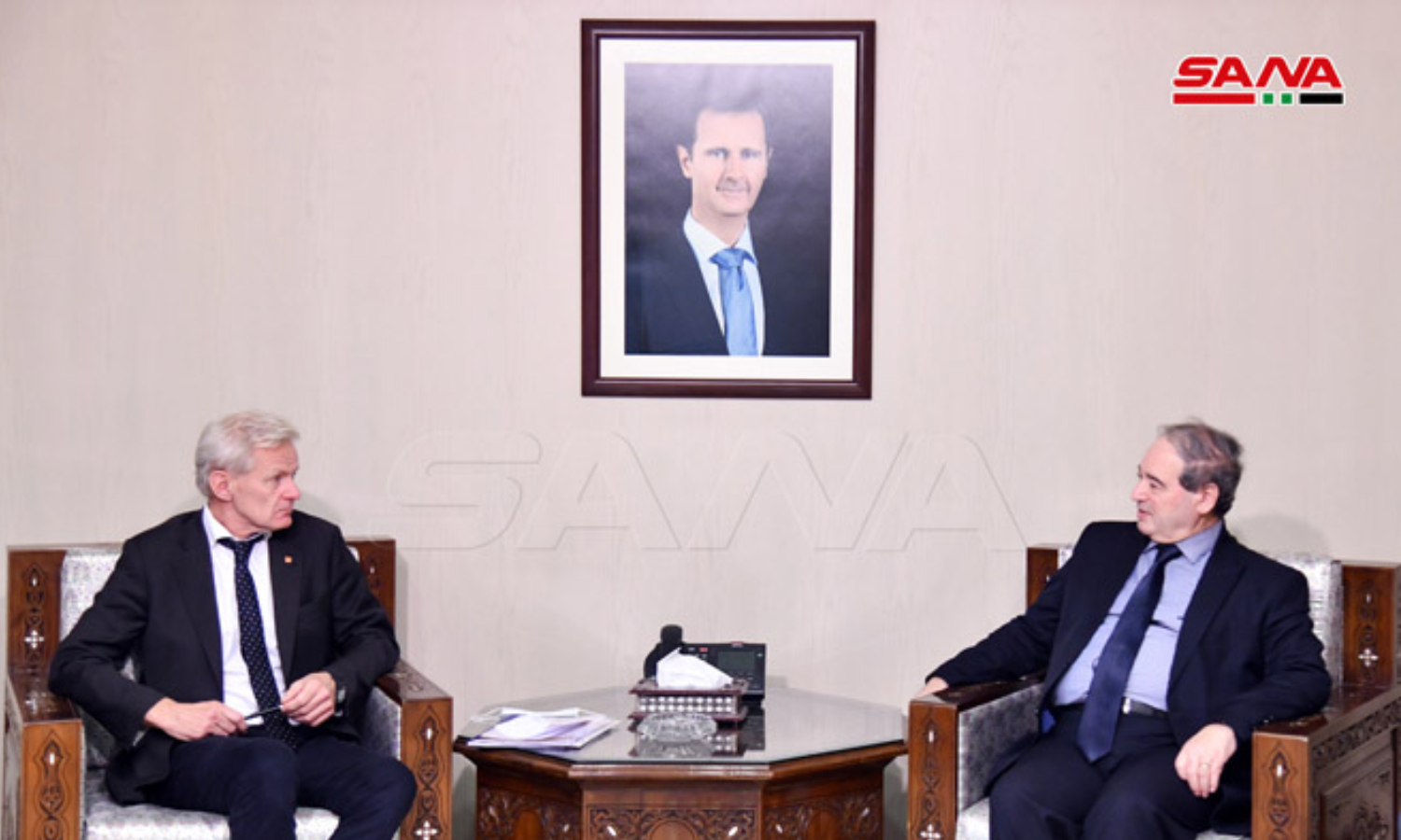 الأمين العام لمجلس اللاجئين النرويجي، يان إيغلاند، مع وزير الخارجية في حكومة النظام السوري، فيصل المقداد (سانا)