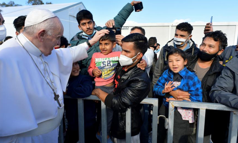 بابا الفاتيكان مع طالبي لجوء في مخيم للاجئين في جزيرة ليسفوس اليونانية (AFP)