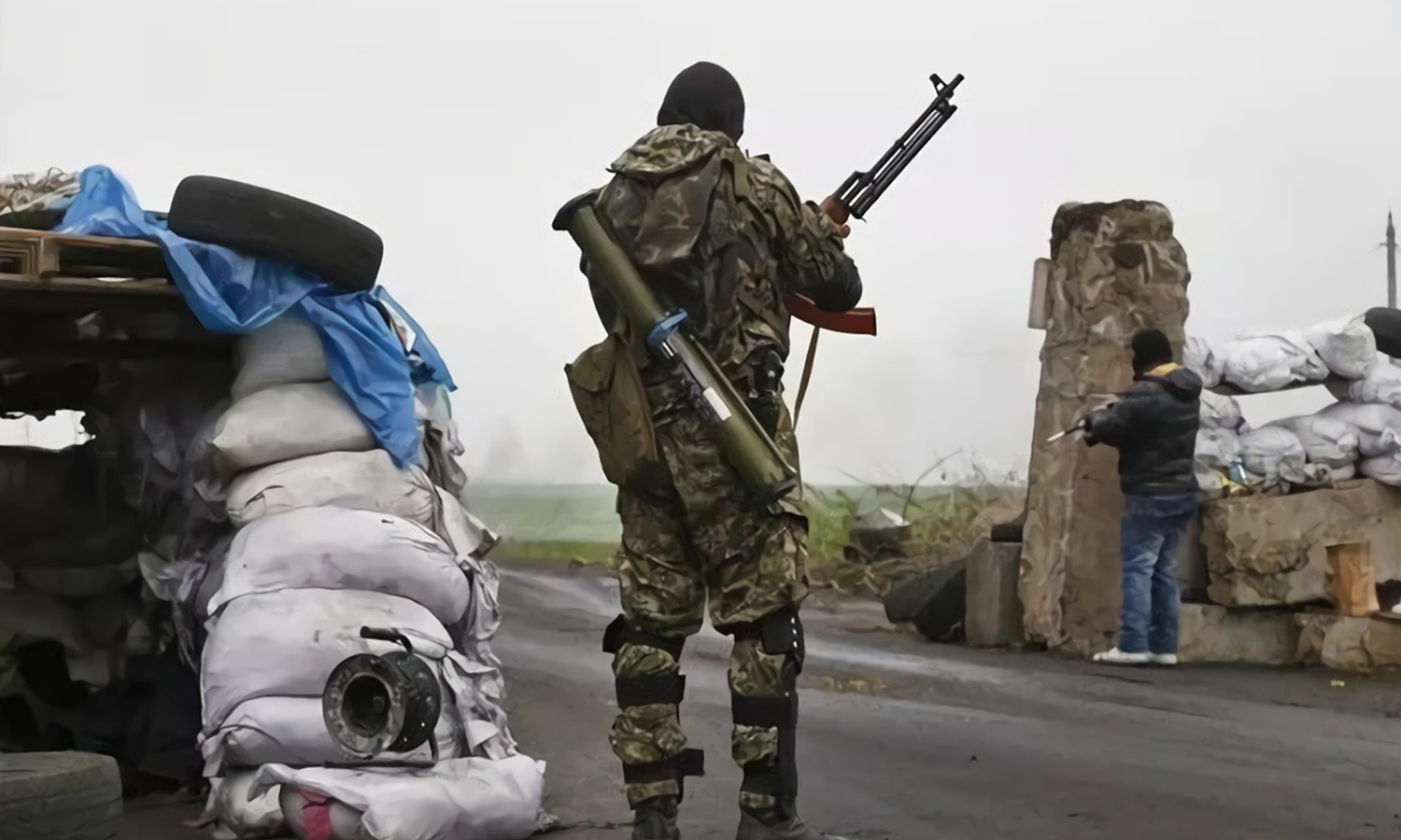 مسلحون ملثمون مؤيدون لروسيا يحرسون الحواجز بالقرب من سلوفانسك شرقي أوكرانيا، الأربعاء 30 من نيسان 2014 (أسوشيتد برس)