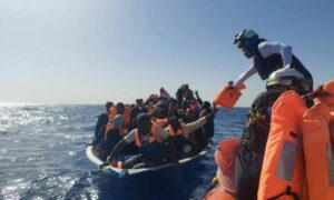 سفينة "أوشن فايكنغ" تنقذ 114 مهاجرًا من الغرق، قبالة السواحل الليبية، رويترز، 2021.