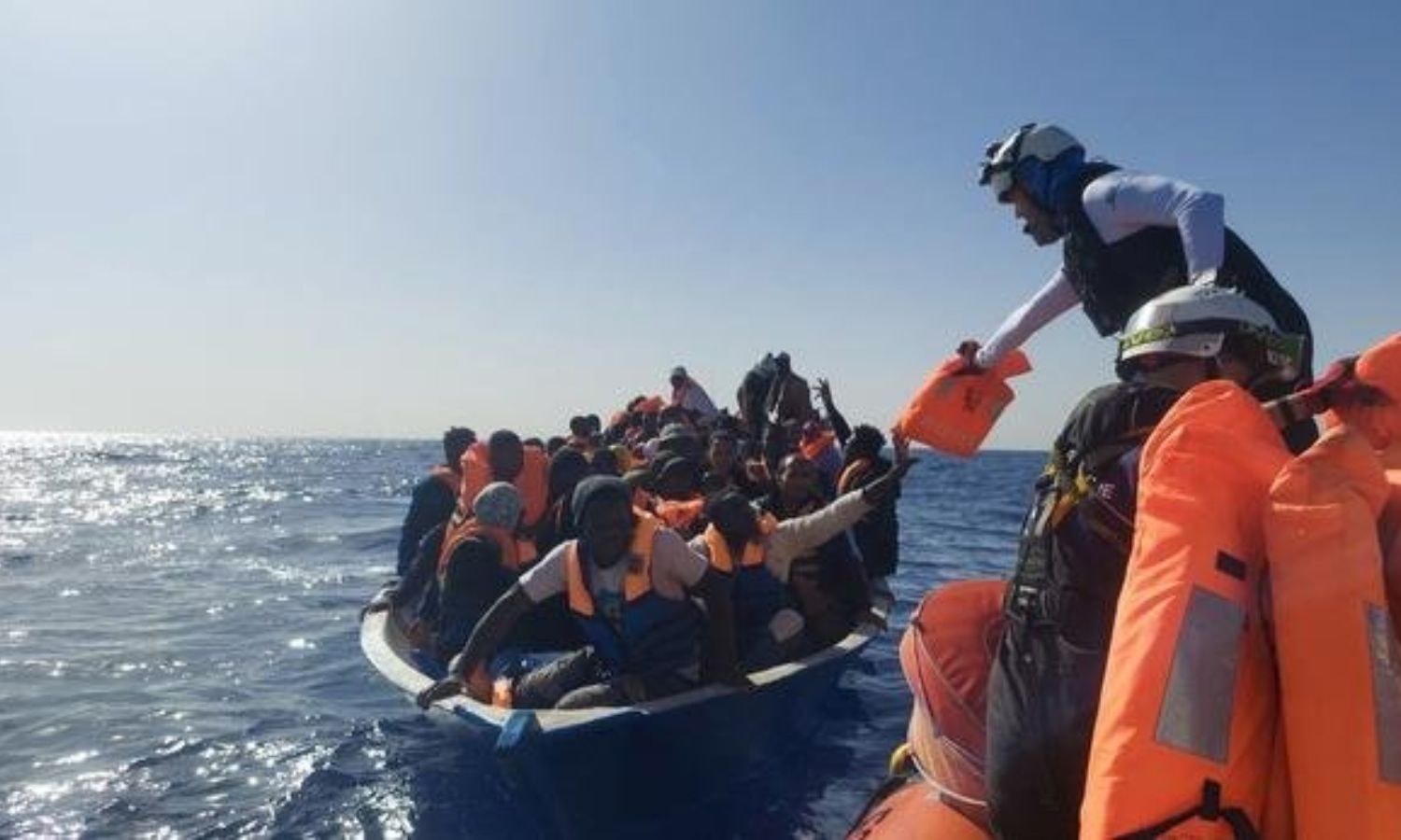 سفينة "أوشن فايكنغ" تنقذ 114 مهاجرًا من الغرق، قبالة السواحل الليبية، رويترز، 2021.