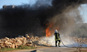 عنصر دفاع مدني يطفئ حريقًا ناجمًا عن اشتعال مدفأة في ريف إدلب - 23 من كانون الثاني 20021 (الدفع المدني/فيس بوك)