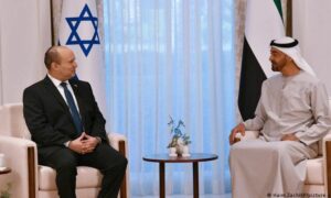 ولي عهد أبو ظبي محمد بن زايد يلتقي رئيس الوزراء الإسرائيلي نفتالي بينيت في الإمارات (AP)
