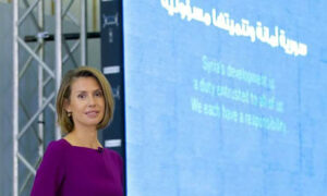 أسماء الأسد زوجة رئيس النظام السوري بشار الأسد في لقاء في الأمانة السورية للتنمية (صفحة الأمانة على فيس بوك) 
