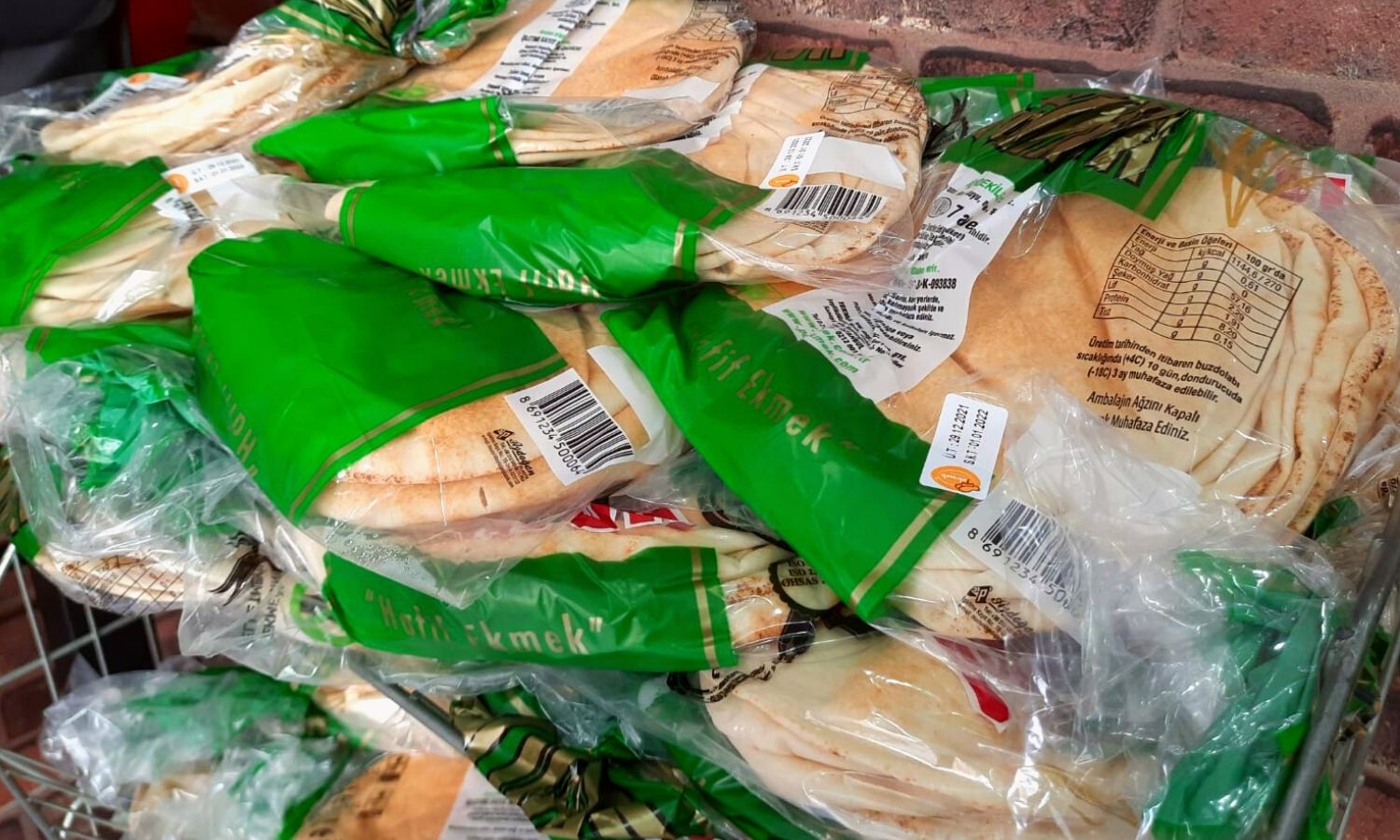 ربطات خبز سوري في بقالية باسطنبول 29 كانون الأول 2021 (عنب بلدي)