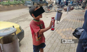 طفل في أحد شوارع مدينة إدلب يبيع البسكويت طالبًا المساعدة المالية- 23 من تشرين الثاني 2021 (عنب بلدي هاديا منصور)
