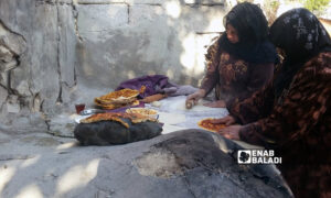 نساء سوريات في إدلب يخبزون التنور بسبب غلاء كيس الخبز شمال غربي سوريا- 29 من تشرين الثاني 2021 (عنب بلدي هاديا المنصور)

