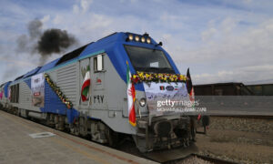 قطار يتحرك خلال تدشين خط من شرق إيران إلى غرب أفغانستان، 10 من كانون الأول 2020 (وكالة فرانس برس عبر GettyImages)