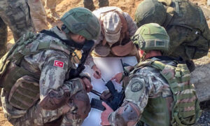 جنود أتراك وروسيون يخططون في سوريا (وزارة الدفاع التركية)
