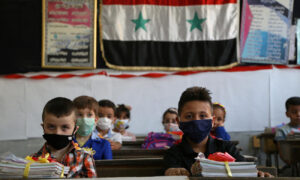 تلاميذ يجلسون في صف دراسي بإحدى المدارس السورية - 2020 (رويترز)