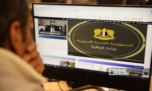 شاب سوري يتصفح موقع حكومي سوري - 11 كانون الأول 2021 (عنب بلدي)