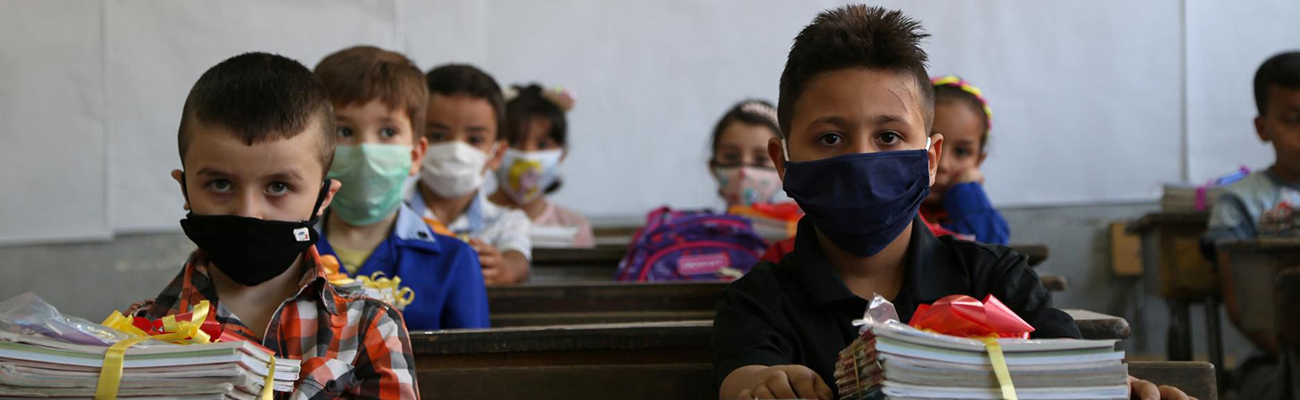 تلاميذ يجلسون في صف دراسي بإحدى المدارس السورية - 2020 (رويترز)