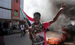 شاب خلال مظاهرات السودان_ في الخرطوم  25 كانون الأول2021 (independent)