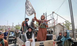 عناصر “طالبان” يرفعون رايتهم بعد دخولهم كابل دون قتال- 16 من آب (تيليجراف)