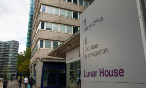 زوار يقفون خارج مكتب الهجرة والتأشيرات في المملكة المتحدة، الذي تديره وزارة الداخلية في كرويدون ، لندن 17 من تموز، 2020 