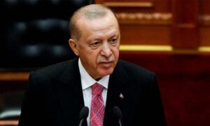 الرئيس التركي، رجب طيب أردوغان، يلقي خطابه في البرلمان الألباني- 17 من كانون الثاني 2022 (رويترز) 