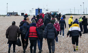 مهاجرون في شاطئ  Dungeness البريطاني 
   16 من كانون الأول 2021  (PA)

