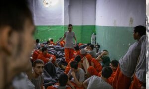 أطفال يجلسون في زنزانة مزدحمة محتجزين في سجن لأعضاء سابقين في 