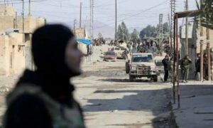 انتشار قوات سوريا الديمقراطية في مدينة الحسكة شمال سوريا وسط قتال مستمر لليوم الثالث مع تنظيم الدولة الإسلامية - 22 من كانون الثاني 2022 (AFP)