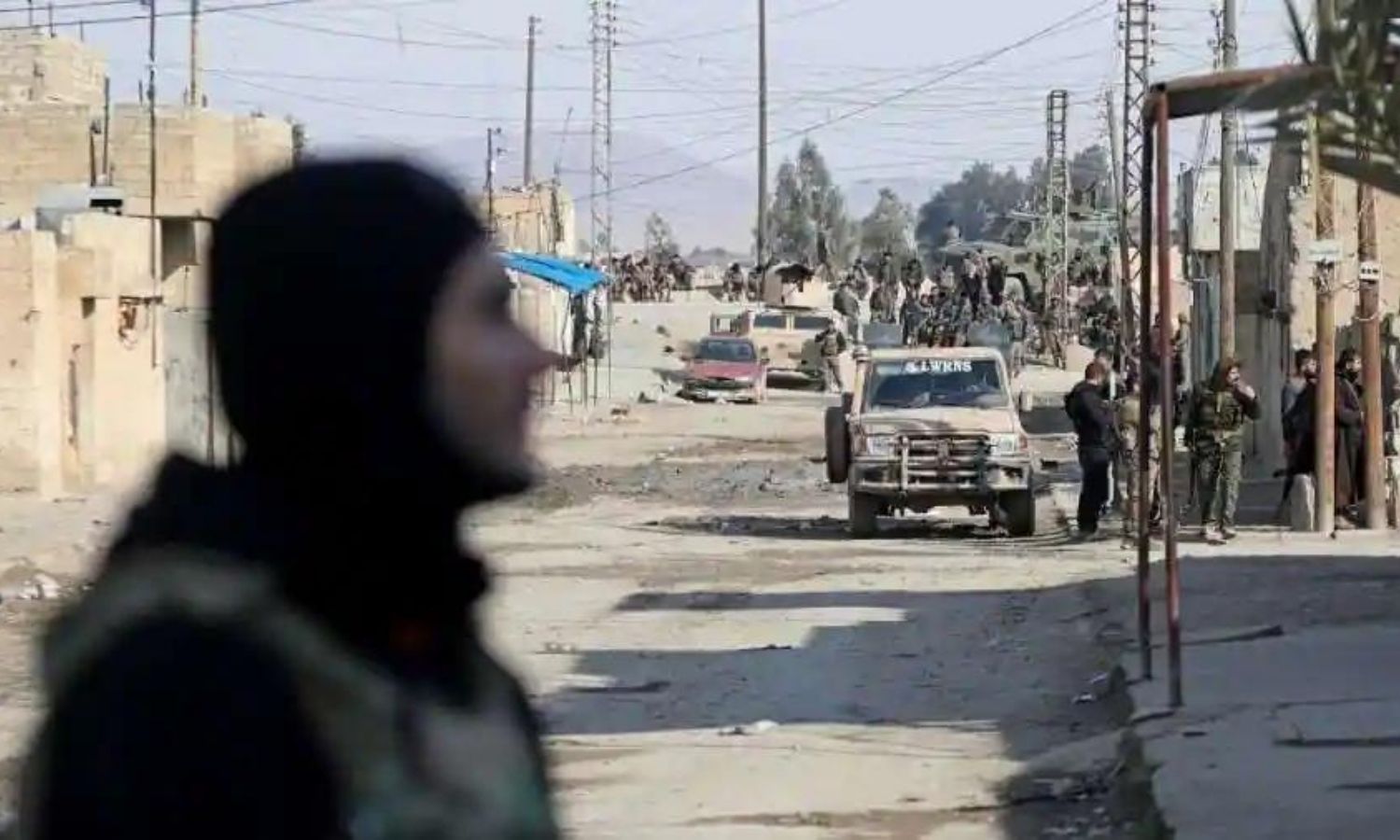 انتشار قوات سوريا الديمقراطية في مدينة الحسكة شمال سوريا وسط قتال مستمر لليوم الثالث مع تنظيم الدولة الإسلامية - في 22 من كانون الثاني 2022 (AFP)