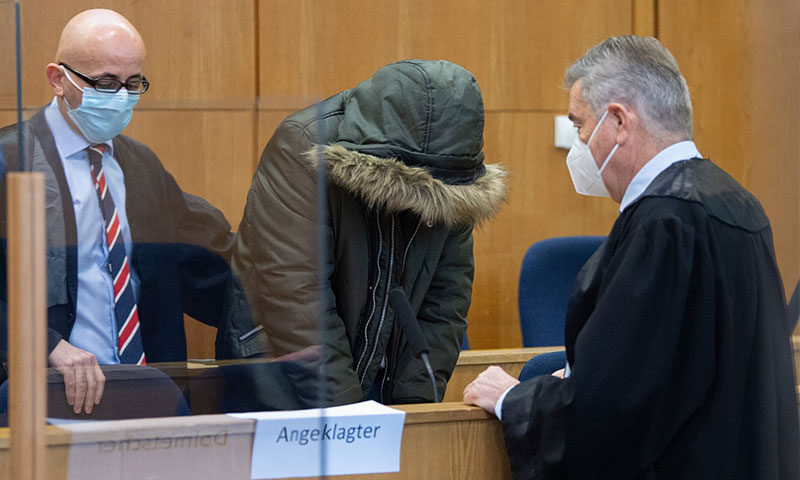 المتهم الطبيب علاء موسى في جلسة محاكمته الأولى داخل المحكمة الإقليمية العليا في فرانكفورت غربي ألمانيا، وبجانبه محاميا الدفاع أسامة العجي وأولريش إندرس- 19 من كانون الثاني 2022 (AFP)
