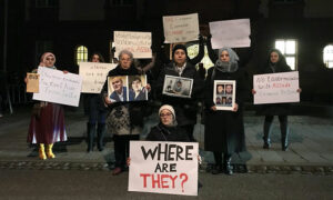 ناشطون سوريون وعائلات ضحايا التعذيب في السجون السورية يقفون أمام المحكمة العليا في بلدة كوبلنز مطالبين بمعرفة مصير المعتقلين والمختفين قسرًا- 13 من كانون الثاني 2022 (Adopt a Revolution)
