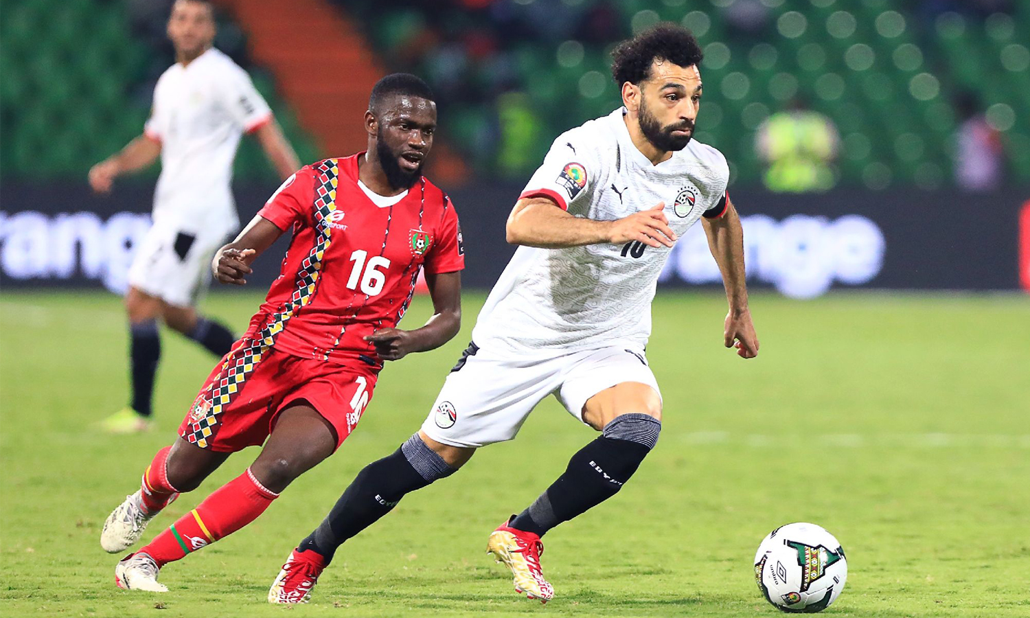 اللاعب صلاح لاعب منتخب مصر، في مبارة مصر مع غينيا - 16 كانون الثاني 2022 (فرنس 24)
