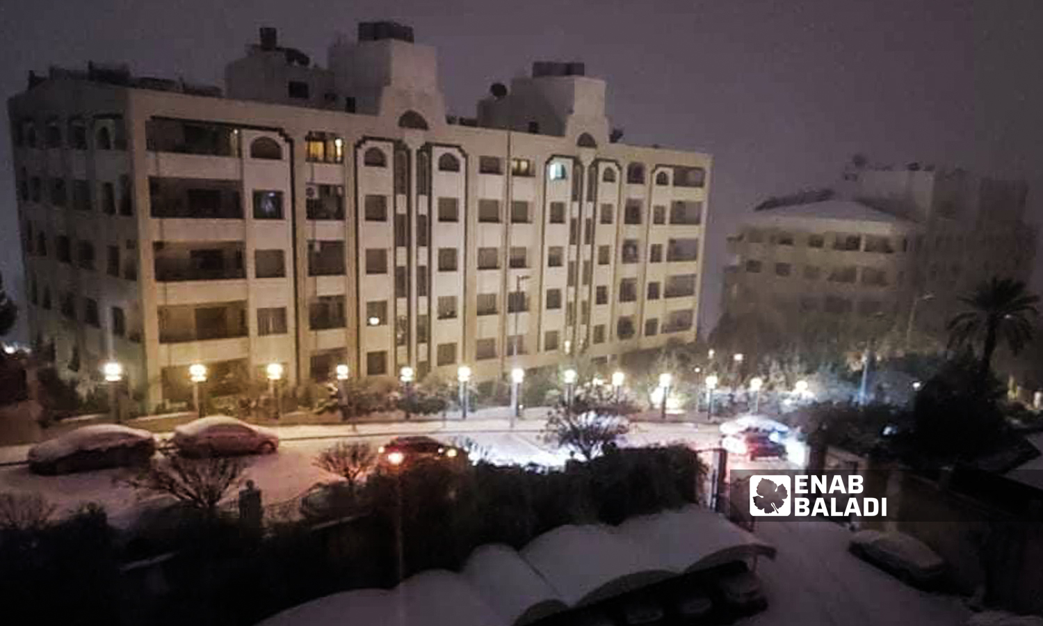 الثلوج المتساقطة في حي مشروع دمر في ظل انخفاض شديد بدرجات الحرارة في دمشق 19 كانون الثاني 2022 ( حسان حسان / عنب بلدي )