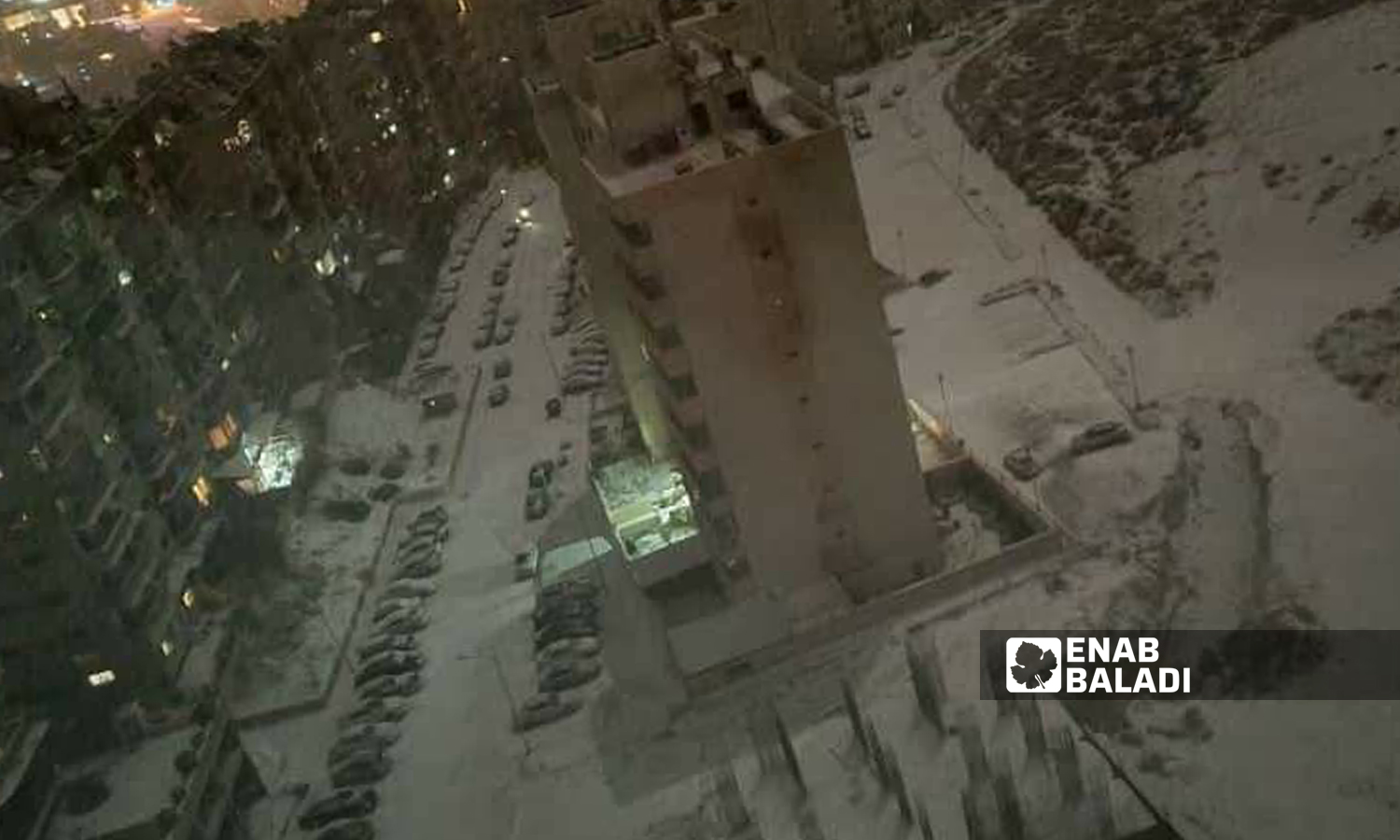 الثلوج المتساقطة في حي مشروع دمر في ظل انخفاض شديد بدرجات الحرارة في دمشق 19 كانون الثاني 2022 ( حسان حسان / عنب بلدي )