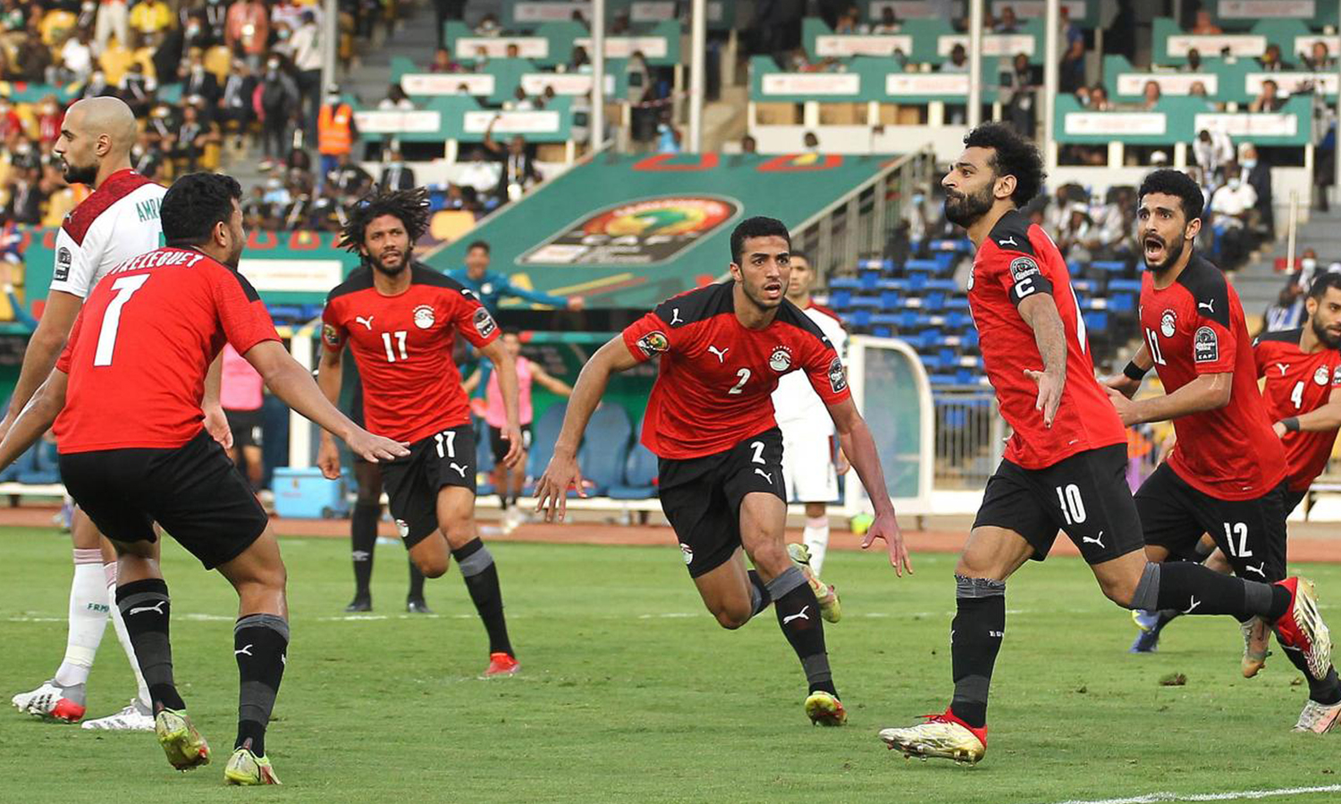 فرحة لاعبي منتخب مصر بالفوز على المغرب - 30 كانون الثاني 2022 (EPA)